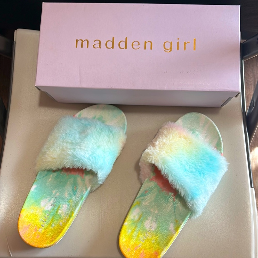 Madden girl slippers size 10